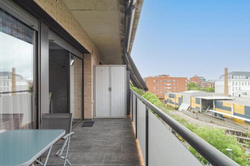 einen Balkon mit einem Tisch und Stadtblick in der Unterkunft GuestReady - Living a dream in Barcelona in Barcelona