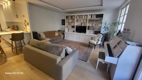 ein Wohnzimmer mit einem Sofa und einem Tisch in der Unterkunft Saint-Jean de Luz, bel appartement 3 pièces - 4 couchages in Sainte-Barbe