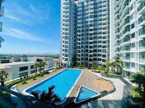 Blick auf ein großes Apartmenthaus mit Pool in der Unterkunft Tom homestay, căn hộ Nera garden Huế in Hue