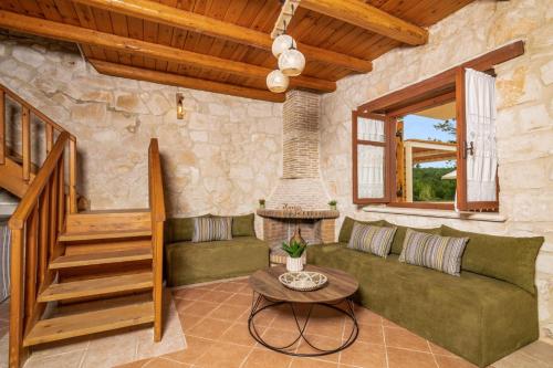 een woonkamer met een bank en een open haard bij Villa Luciana by Villa Plus in Ágios Nikólaos