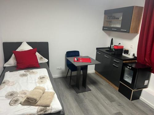 Kuchyň nebo kuchyňský kout v ubytování Fremdenzimmer Gasthof Hirsch