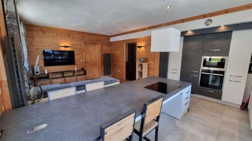 a kitchen with a table and chairs in a room at Lodge 1 : Magnifique deux chambres proche centre in Morzine