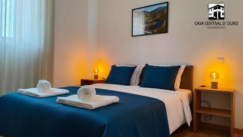 una camera da letto con due asciugamani sopra un letto di Casa Central D'ouro a Tabuaço