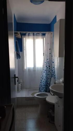 a white bathroom with two sinks and a window at Habitacion acogedora en Portbou in Portbou