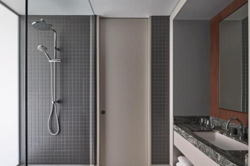 La salle de bains est pourvue d'une douche et d'un lavabo. dans l'établissement Element Melbourne Richmond, à Melbourne