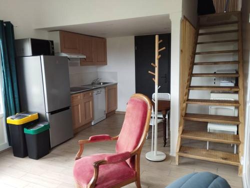 eine Küche mit einem Stuhl und einer Treppe darin in der Unterkunft La Rose du Bel Homme in Rocroi