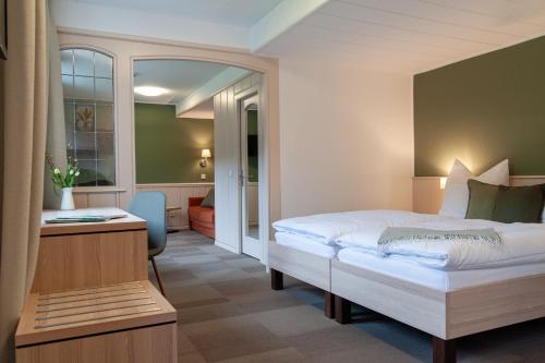 een slaapkamer met een bed en een bureau in een kamer bij Forellenhof Wald- und Wiesenquartier in Bad Berleburg