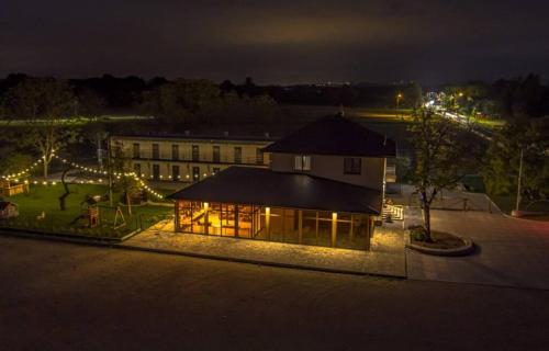 un edificio con luces delante de un edificio por la noche en HAPPY domki Zator - 3,5 km Energylandia, en Zator