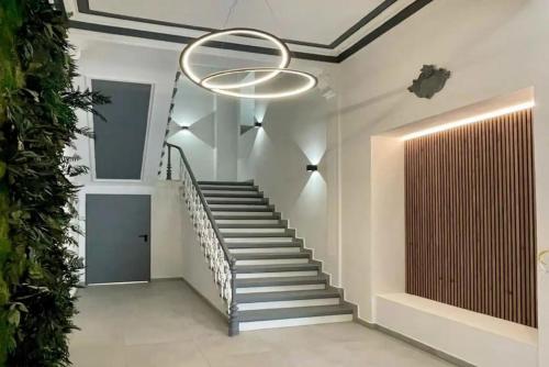 una escalera en una casa con una lámpara de araña en Modernes Apartment Karlsruhe en Karlsruhe