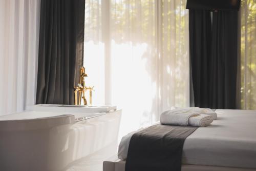 En eller flere senge i et værelse på THE HIDDEN BANK: Silver Bullet