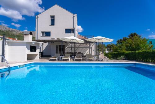 Bazén v ubytovaní Modern apartment with private pool near Split alebo v jeho blízkosti
