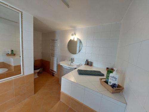 een badkamer met een wastafel, een toilet en een spiegel bij ASIA in Ermoupoli
