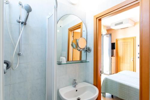 リミニにあるHotel Metropoleのバスルーム(洗面台、鏡付)
