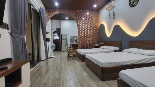 een hotelkamer met 2 bedden en een tafel en stoelen bij Homestay Ngõ Nhỏ 