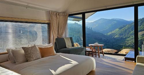 una camera con letto e vista sulle montagne di WATA KHIRI by Wang Put Tan a Mae Salong