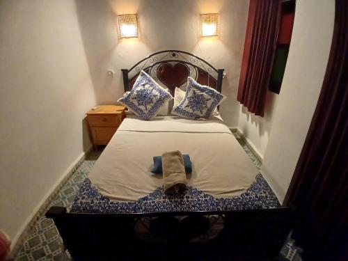 Una cama o camas en una habitación de Riad Dar Lemdrssa