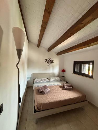 un dormitorio con una cama en una habitación en Appartamento Geco Rosso, en Marina di Noto