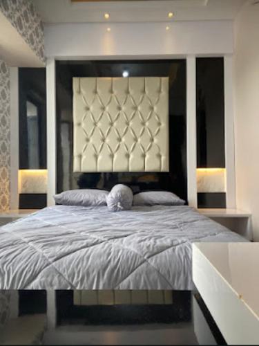 Katil atau katil-katil dalam bilik di Kinara Begawan Apartement