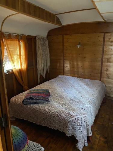 BathernayにあるRoulottesの木製の壁のベッドルーム1室(ベッド1台付)