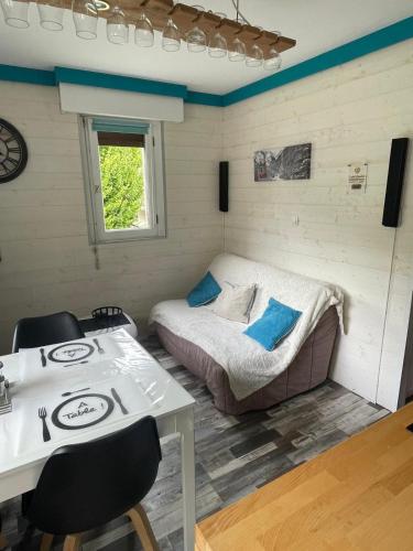 una stanza con un letto, un tavolo e delle sedie di Appartement confortable labellisé saint lary a Vignec