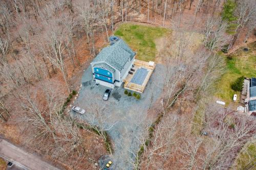 an overhead view of a house with a blue roof at Big Villa,4 Masters, Heated Pool, Hot Tub, Sauna in Blakeslee