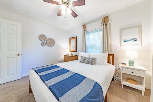a bedroom with a bed and a ceiling fan at Lake Murray Family Retreat in Hollywood Point