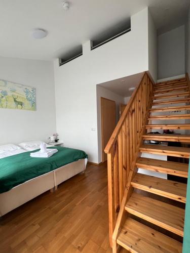 セイジスフィヨルズルにあるMedia Luna Guesthouseのベッドルーム1室(ベッド1台付)、木製の階段