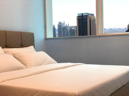 een bed in een kamer met een groot raam bij Skyline Haven In Dubai Marina in Dubai