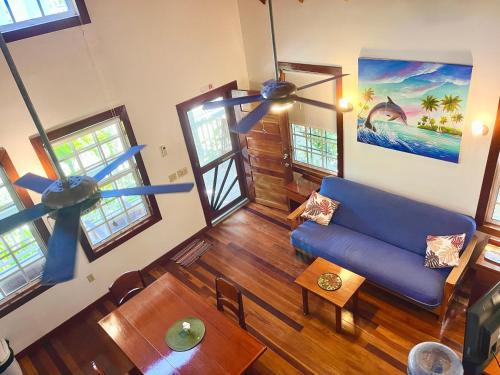 una vista aérea de una sala de estar con un sofá azul en Hidden Gem Cabana, en Caye Caulker