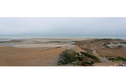 an aerial view of a beach with the ocean at Villa" le Relais " sur la digue de Wimereux in Wimereux