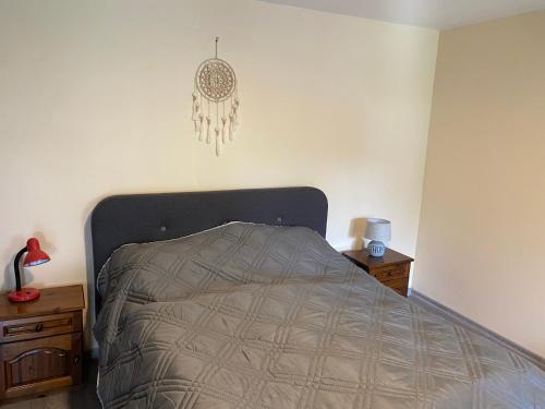 1 dormitorio con cama y lámpara de araña en Ferienhaus in Strandnähe en Shabla