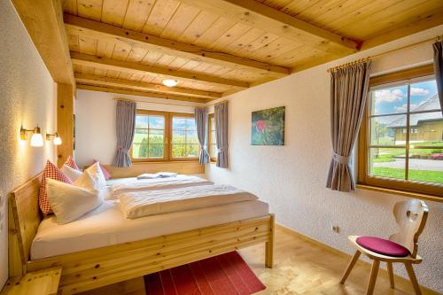 Haldenmichelhof Ferienwohnungen في بريتناو: غرفة نوم بسرير كبير ونافذة