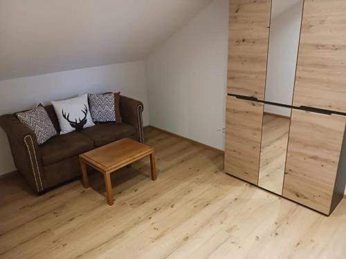ein Wohnzimmer mit einem Sofa und einem Tisch in der Unterkunft Wohnung Staufenblick in Freilassing
