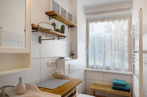 eine kleine Küche mit Spüle und Fenster in der Unterkunft Ferienwohnung 'alte Schule' in Nienhagen