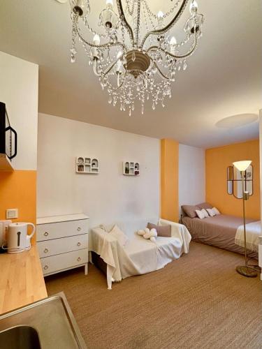 a bedroom with two beds and a chandelier at Appartement Cosy sur la Prestigieuse rue Faidherbe, à deux pas de la gare Lille Flandre in Lille