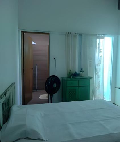 1 dormitorio con cama blanca y baño en CasacentrocompartilhadaMogidasCruzes, en Mogi das Cruzes