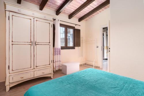 a bedroom with a bed and a dresser at casa Luna in Dorgali
