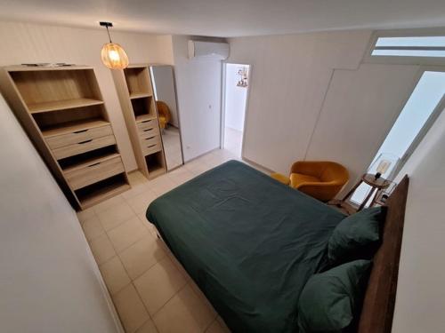 a bedroom with a green bed in a room at The One in Cul de Sac