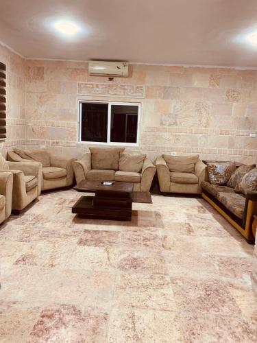 un soggiorno con divano e tavolo di الاردن ad Al-Salṭ