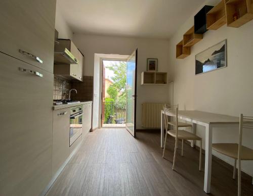 uma cozinha e sala de jantar com mesa e cadeiras em Casa Leonardo em Castiglione della Pescaia