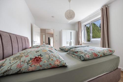 1 dormitorio con 2 almohadas en una cama con ventana en Eidelstedt Zentrale Lage, en Hamburgo