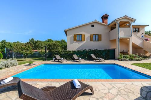 App Sadina with Private Pool and Garden