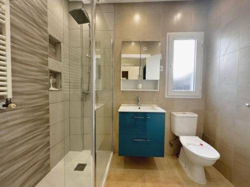 La salle de bains est pourvue de toilettes, d'un lavabo et d'une douche. dans l'établissement Calle Lubina 59, à Roldán