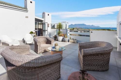 Posezení v ubytování Big Bay Beach Club 37 by Host Agents