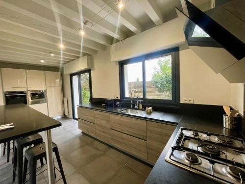 Il comprend une cuisine équipée d'un évier et d'une cuisinière. dans l'établissement Villa Péreire, à Arcachon