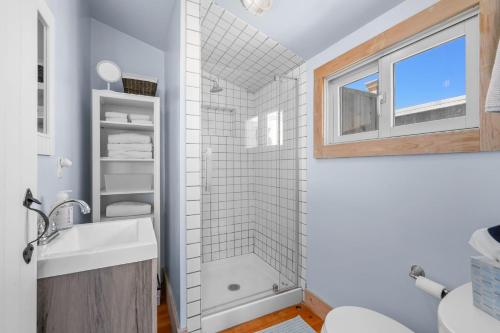 ein Bad mit einer Badewanne, einem Waschbecken und einem Fenster in der Unterkunft 63 Salt Marsh Road East Sandwich Meant to Beach in East Sandwich