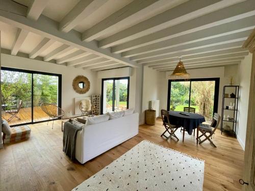 un salon avec un canapé blanc et une table dans l'établissement Villa Péreire, à Arcachon