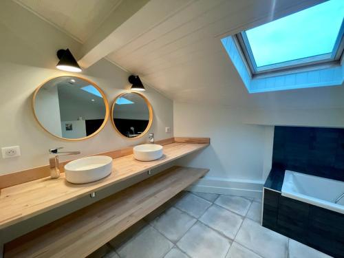 deux lavabos dans une salle de bain avec deux miroirs dans l'établissement Villa Péreire, à Arcachon