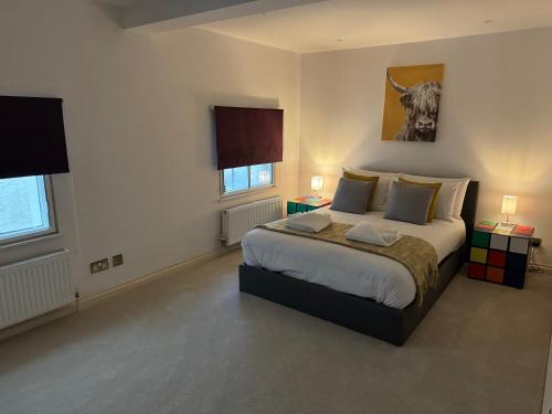 sypialnia z łóżkiem ze zdjęciem byka na ścianie w obiekcie Russell square Apartment 4 city w Brighton and Hove