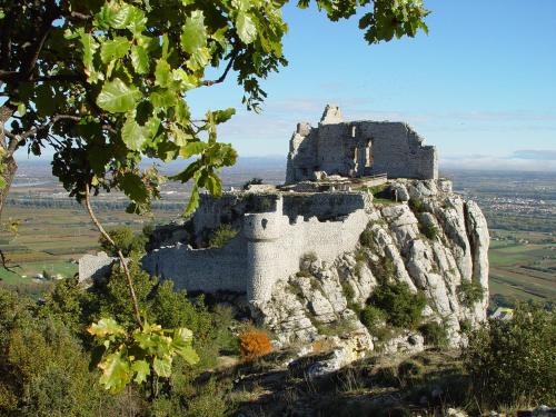 un castillo en la cima de una montaña rocosa en Le Refuge de Manou en Saint-Péray